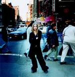 Avril Lavigne blev markedsført som 'anti-Britney' i 2002, da hun storhittede med albummet 'Let Go'. Men nu er hun en af popmusikkens helt store muser, i en tid hvor det ikke er en dødssynd at lave målrettede hits til masserne. Foto: Pr-foto