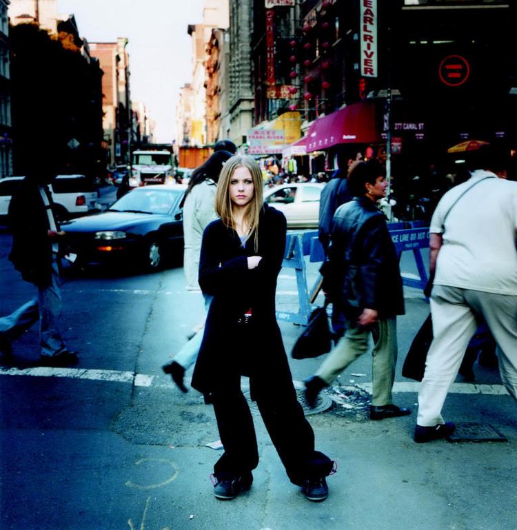 Avril Lavigne blev markedsført som 'anti-Britney' i 2002, da hun storhittede med albummet 'Let Go'. Men nu er hun en af popmusikkens helt store muser, i en tid hvor det ikke er en dødssynd at lave målrettede hits til masserne. Foto: Pr-foto