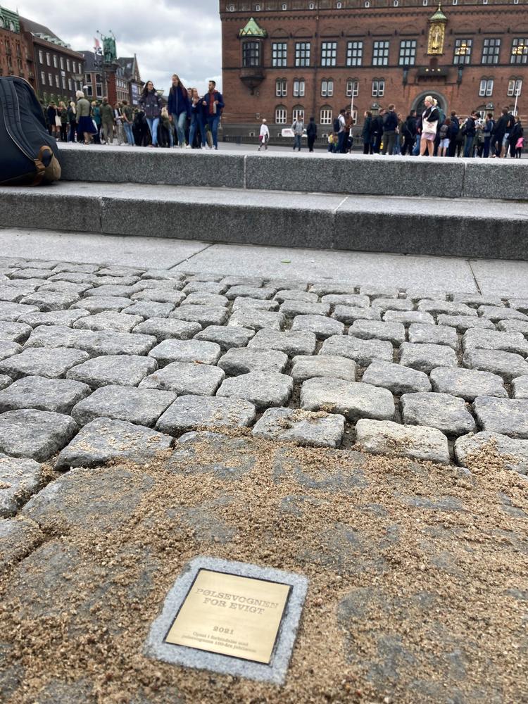 Mindestenen for pølsevognen har fået en flot placering i en markant akse på Rådhuspladsen. Foto: Annette Nyvang