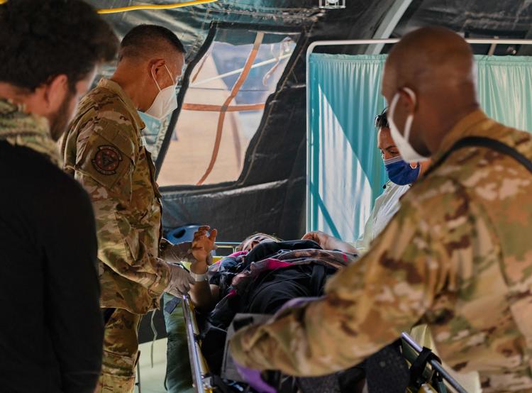    Under en evakuering fra Kabul lørdag fødte en afghansk kvinde sin datter om bord på et amerikansk militærfly efter landingen i Tyskland. Foto: Edgar Grimaldo/Ritzau Scanpix