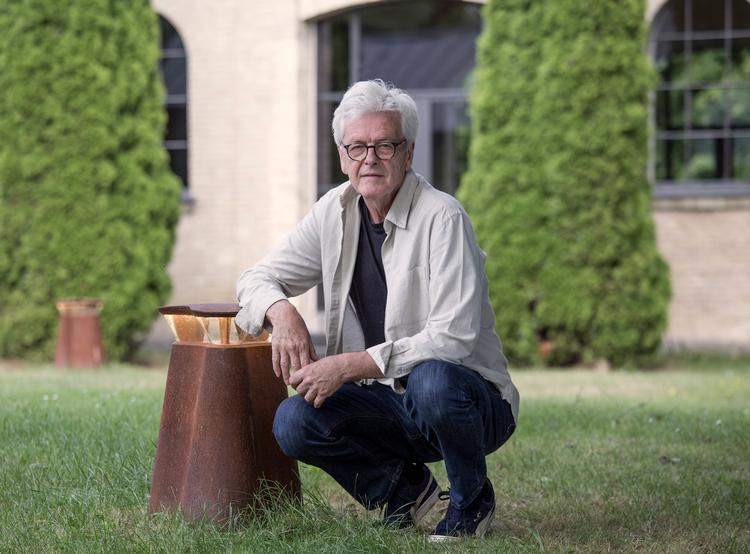 Peter Bysted ved siden af sit seneste design, pullertlygten Stump. Privatfoto 