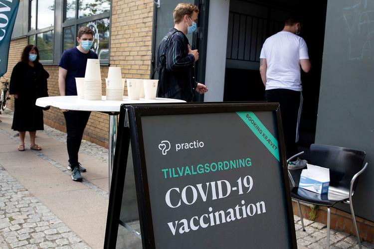 Arkivfoto fra et af Practios vaccinationscentre i starten af juni, da der stadig var stor efterspørgsel efter den skrottede vaccine fra Johnson &amp; Johnson.  Foto: Finn Frandsen/Ritzau Scanpix