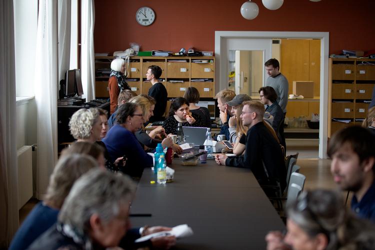 Står det til lærernes fagforening DLF, skal lærerne motiverer elever til flid gennem gode relationer og positiv feed back. Ikke via karakterer. Arkiv Foto: Finn Frandsen/POLFOTO