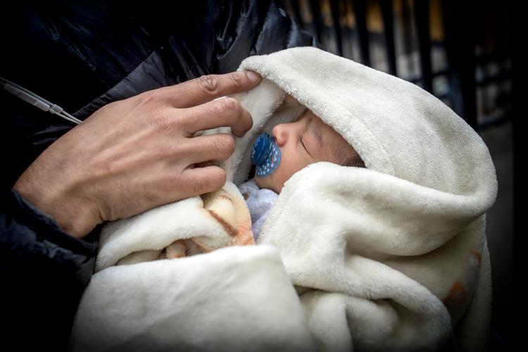 Det er en særlig oplevelse, den første gang man ser sit barn. For en dansk-afghansk mand skete det på Sandholmlejrens gårdsplads.  Foto: Miriam Dalsgaard/POLFOTO