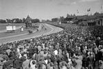 .Aldrig har så mange overværet travderby på Charlottenlund Travbane som i 1944: flere end 30.000 tilskuere var mødt frem. Og med over 600.000 kr. i totalisatoren blev endnu en rekord slået. Vinderen blev hesten Future med kusken Aage Kristoffersen. Foto: Tage Christensen/POLFOTO