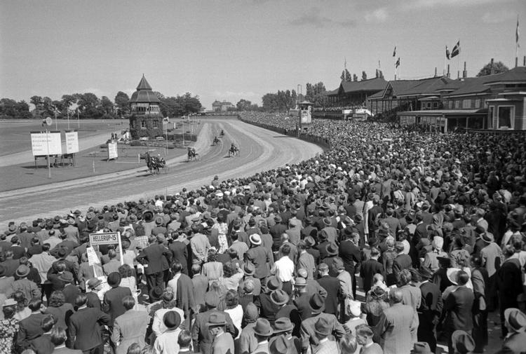 .Aldrig har så mange overværet travderby på Charlottenlund Travbane som i 1944: flere end 30.000 tilskuere var mødt frem. Og med over 600.000 kr. i totalisatoren blev endnu en rekord slået. Vinderen blev hesten Future med kusken Aage Kristoffersen. Foto: Tage Christensen/POLFOTO