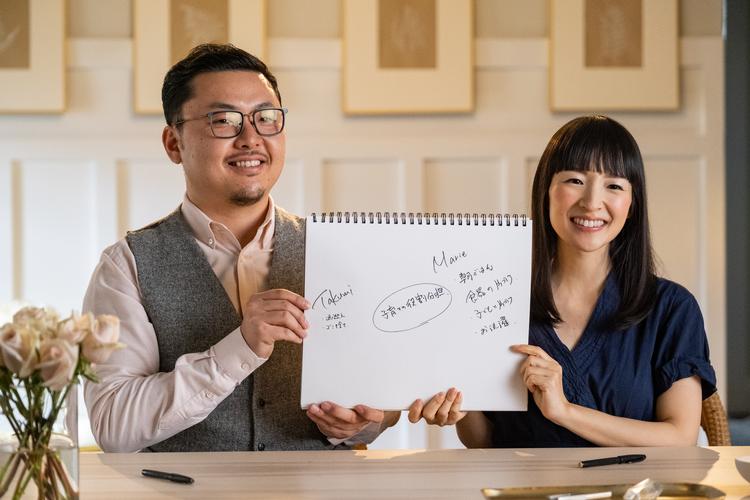 I den nye Marie Kondo-serie kommer vi (meget lidt) med hjem til Kondo og hendes servilt smilende ægtemand. Her laver en fælles to-do-liste. Foto: Adam Rose/Netflix 