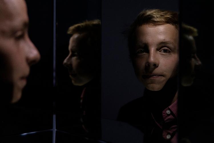 Den 22-årige fysikstuderende Albert Sneppen har sat tidsrejser og den mystiske spejleffekt på kanten af et sort hul på formel. Han kom for alvor i gang med beregningerne under en coronaisolation, hvor han ikke måtte se sine venner. Foto: Marcus Emil Christensen/POLFOTO