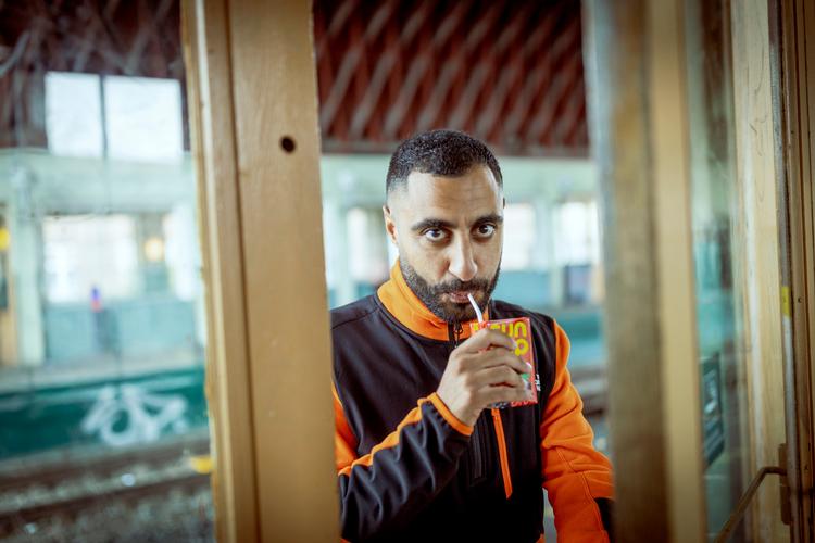 Med podcasten 'Generationen' tegner rapperen og manuskriptforfatteren Babak Vakili et selvportræt. Med flere spørgsmål end svar. Og med lige så meget vrede som nysgerrighed.   Foto: Miriam Dalsgaard/POLITIKEN