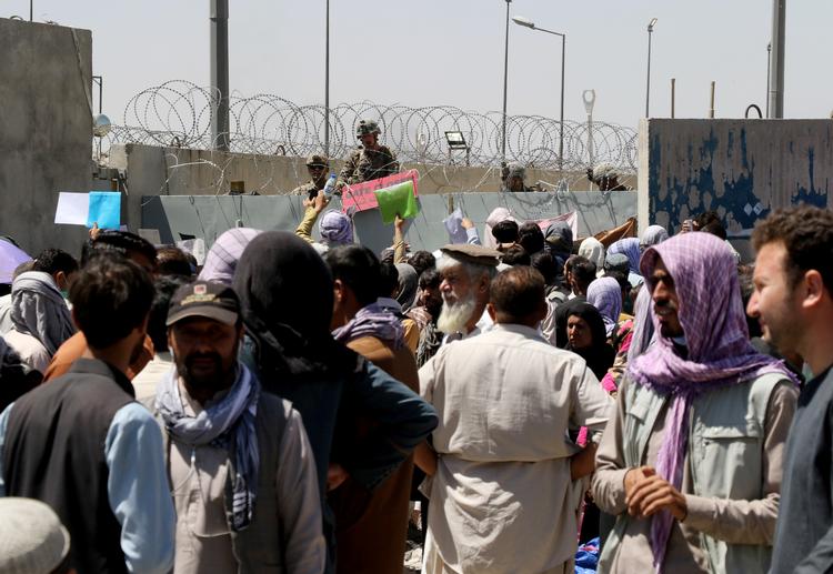 Menneskemængde viser papirer til amerikanske soldater for at få lov til at komme ind i Kabuls Lufthavn Foto: Arkivfoto /Ritzau Scanpix