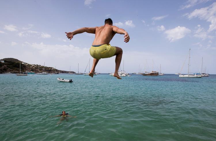 Danskerne er ifølge rejsebureauerne allerede begyndt at planlægge vinterferie, f.eks. som her til den spanske ferieø Ibiza. Foto: Jaime Reina/Ritzau Scanpix
