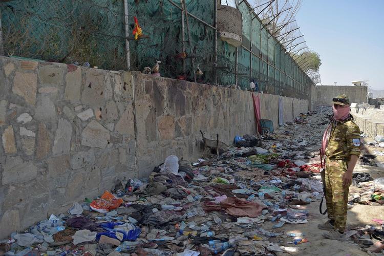 En talebankriger står vagt ved det sted ved Kabuls lufthavn, hvor 13 amerikanske soldater og mindst  90 civile afghanere mistede livet i et bombeangreb.  Foto: Wakil Kohsar/Ritzau Scanpix