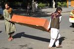 Op mod 170 mennesker blev dræbt ved selvmords-bombeangrebet ved Kabuls lufthavn torsdag. Her bærer pårørende et af ofrene væk i en kiste. Foto: Aamir Qureshi/Ritzau Scanpix
