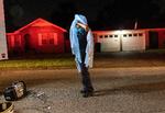 En sundhedsarbejder i Houston i Texas tager sit beskyttelsesudstyr af efter at have tilset en coronapatient. Giftlinjen i Texas har indtil videre modtaget 260 opkald i år fra mennesker, som er blevet forgiftet efter at have spist ormekur til heste for at undgå corona. Foto: John Moore/Ritzau Scanpix