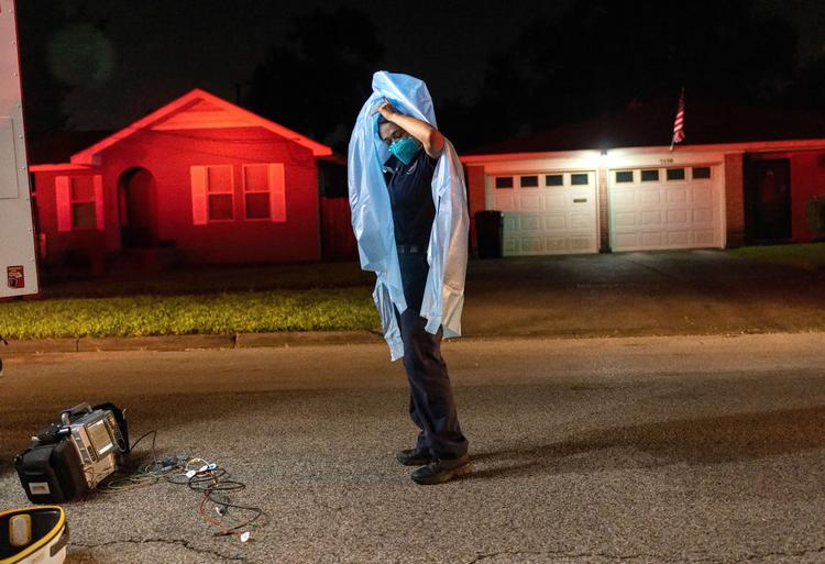 En sundhedsarbejder i Houston i Texas tager sit beskyttelsesudstyr af efter at have tilset en coronapatient. Giftlinjen i Texas har indtil videre modtaget 260 opkald i år fra mennesker, som er blevet forgiftet efter at have spist ormekur til heste for at undgå corona. Foto: John Moore/Ritzau Scanpix