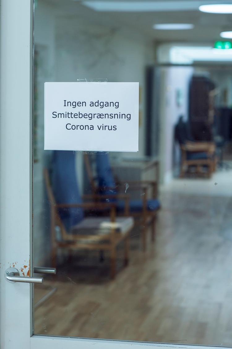 Indgangen til et plejehjem i marts sidste år, hvor Danmark blev lukket ned som følge af corona.  Foto: Miriam Dalsgaard/POLFOTO