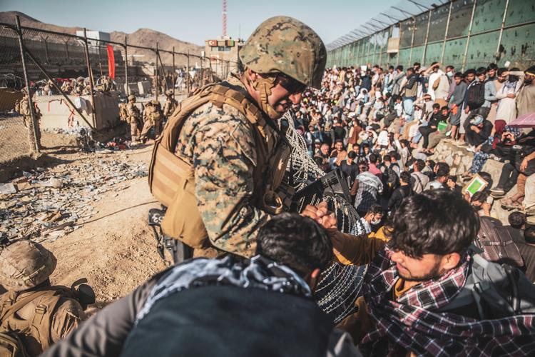 En amerikansk soldat ved lufthavnen i Kabul, hvor terrorangrebet fandt sted tidligere på ugen. Foto: Us Marines/Ritzau Scanpix