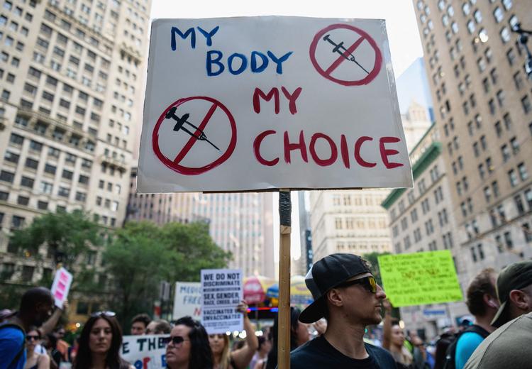 Demonstration 25. august mod vaccinekrav og coronapas ved rådhuset i New York City. Det sker, fordi et stigende antal amerikanske virksomheder som Chevron, Disney og Goldman Sachs kræver, at medarbejderne er vaccinerede i takt med, at smitten stiger i USA. Foto: Angela Weiss/Ritzau Scanpix