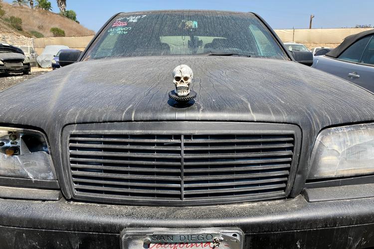 Bilerne, der bortauktioneres på grænsen mellem San Diego og Tijuana, er bunden af bunden, erkender selv auktionarius. Foto: Philip Flores