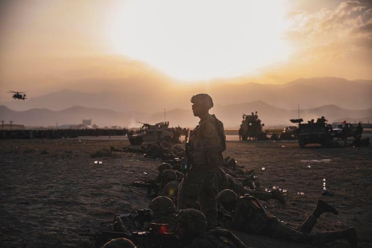    Amerikanske soldater bevogter den internationale lufthavn i Kabul, hvor 13 af deres kolleger forleden døde i et terrorangreb. Foto: Us Marines/Ritzau Scanpix