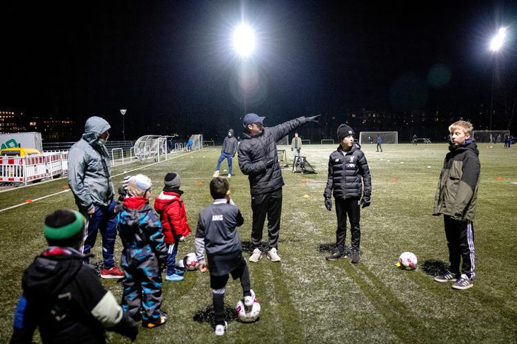 Det er vigtigt også for børn af fattige forældre at kunne dyrke sport. Det skal det offentlige støtte, mener Ydelseskommissionen, som fremlagde sine anbefalinger til et nyt ydelsessystem i maj. Foto: Jesper Houborg/POLFOTO