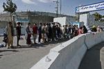 Afghanere samlede sig lørdag foran hovedindgangen til lufthavnen i Kabul i håb om at blive evakueret, inden de sidste vestlige tropper forlader landet 31. august. Foto: Wakil Kohsar/Ritzau Scanpix
