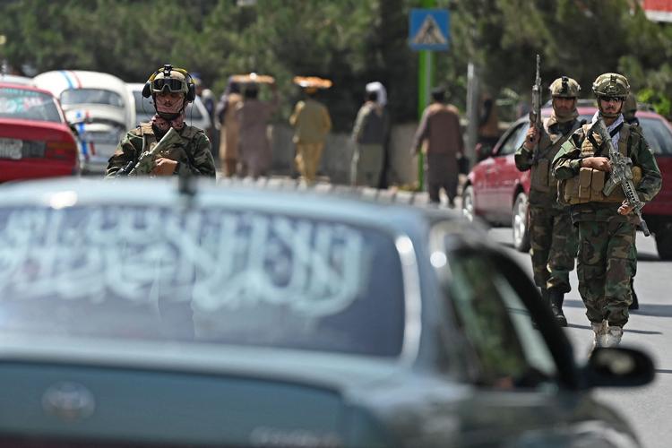 Svært bevæbnede Taleban-krigere patruljerer gaderne i Kabul. Foto: Aamir Qureshi/Ritzau Scanpix