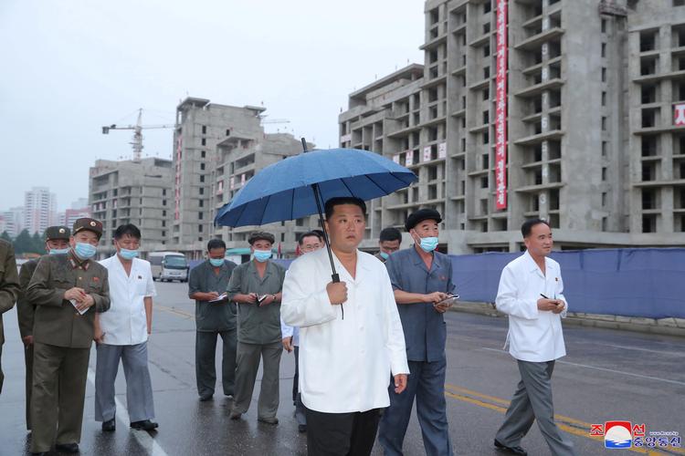 Nordkoreas leder, Kim Jong-un, ses her, da han for nylig inspicerede et nyt boligkompleks i hovedstaden Pyongyang. Nu er han angiveligt ogspå parat til igen at træde op på den internationale scene.
     Foto: Kcna/Ritzau Scanpix