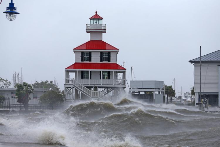 Bølgerne rammer the New Canal Lighthouse på Lake Pontchartrain i New Orleans, Louisiana. Netop Louisiana er i øjeblikket et af de steder i USA, der er hårdest ramt af covid-19.  Foto: Michael Democker/Ritzau Scanpix