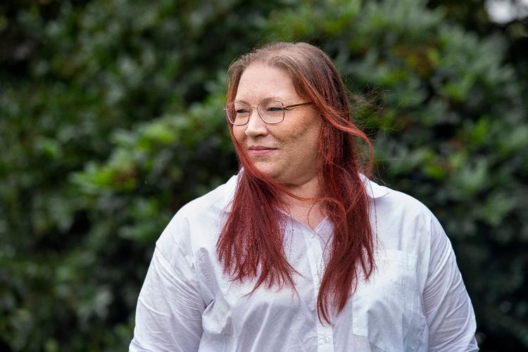 Helle Grønborg er helt bidt af at investere i frie midler, og hun følger aktiekurserne flere gange dagligt. Foto: Maria Tuxen Hedegaard