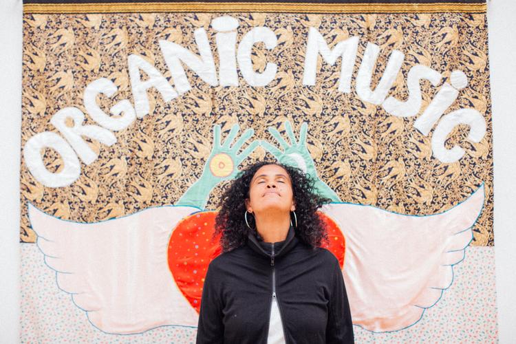 Neneh Cherry foran Moki Cherrys værk 'Organic Music' fra 1976. Foto: Nottingham Contemporary 