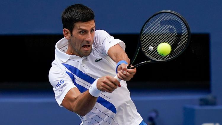 Novak Djokovic kan i US Open både score en sæson-Grand Slam og tage rekorden for flest grand slam-titler. Men han skal først lige forbi danske Holger Rune. Foto: Seth Wenig/Ritzau Scanpix