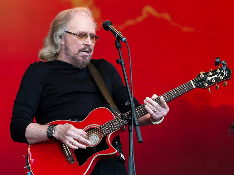 Barry Gibb optræder her på et billede fra festivalen Glastonbury i 2017.  Foto: Grant Pollard/Ritzau Scanpix