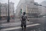 En mand passerer gaden i New Orleans, Louisiana, under orkanen Ida. Efter at have ført til omfattende strømsvigt, materielle skader og foreløbig mindst et dødsfald i delstaten Lousiana er vejrsystemet natten til mandag lokal tid blevet nedgraderet fra orkan til tropisk storm. Foto: Brandon Bell/Ritzau Scanpix