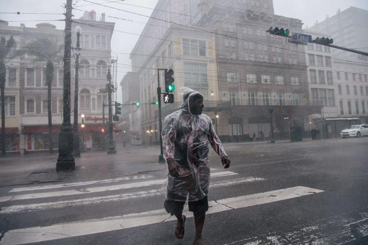 En mand passerer gaden i New Orleans, Louisiana, under orkanen Ida. Efter at have ført til omfattende strømsvigt, materielle skader og foreløbig mindst et dødsfald i delstaten Lousiana er vejrsystemet natten til mandag lokal tid blevet nedgraderet fra orkan til tropisk storm. Foto: Brandon Bell/Ritzau Scanpix