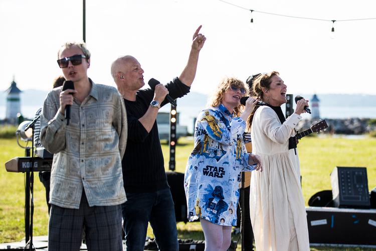 Lis Sørensen og Annika Aakjær mødes igen på sommertogt. De sås senest sammen i ottende sæson af 'Toppen af Poppen'. Michael Falch kigger også forbi, akkurat ligesom sidste år. Pr-foto DR / Lagoni