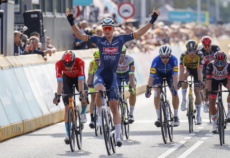 Belgieren Tim Merlier er hurtigst i spurten på 1. etape af Benelux Tour. Foto: Benelux Tour. 