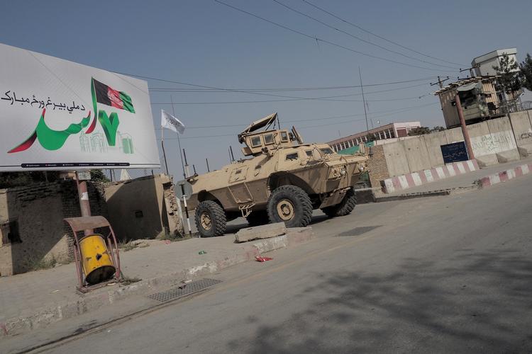 USA har efterladt en masse militært udstyr, men intet af det vil kunne bruges, forsikrer general Kenneth F. McKenzie. Her ses en efterladt kampvogn i Kabul. Foto: Stringer/Ritzau Scanpix