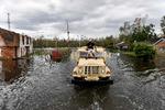 Frivillige gik mandag i gang med at hjælpe borgere med at evakuere fra deres oversvømmede hjem i Louisiana som følge af orkanen Ida. Foto: Patrick T. Fallon/Ritzau Scanpix