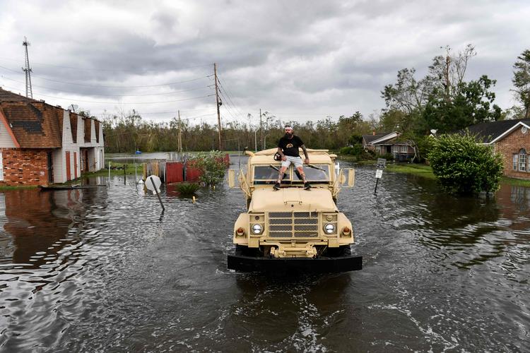 Frivillige gik mandag i gang med at hjælpe borgere med at evakuere fra deres oversvømmede hjem i Louisiana som følge af orkanen Ida. Foto: Patrick T. Fallon/Ritzau Scanpix
