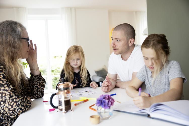 Jacob Munk-Stander og hans kone, Stine, ville gerne i gang med at investere børneopsparingen for døtrene, Ida (5) og Luna (8). Det blev under Jacobs barsel startskuddet til investeringsplatformen Tobi. Foto: Thomas Borberg/POLFOTO