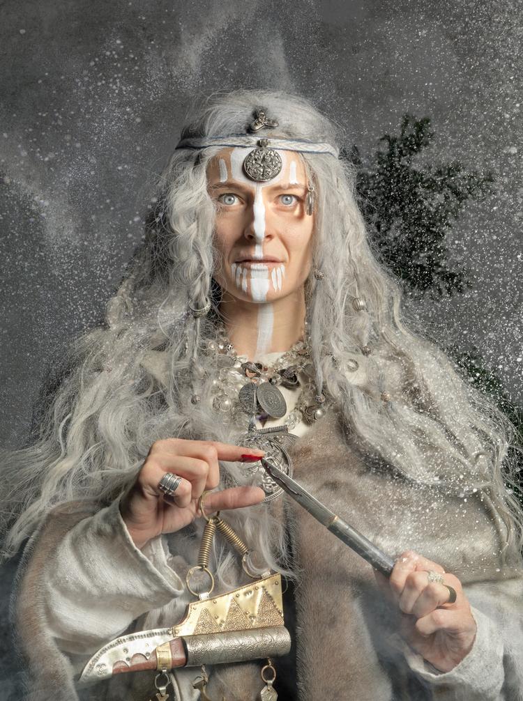 Kultur- og kirkeminister Ane Halsboe-Jørgensen klædt ud som vølve af fotografen Jim Lyngild til en udstilling i Køge.  Foto: Jim Lyngvild