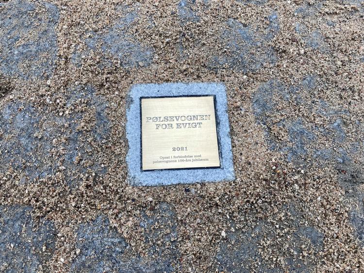 Mindepladen for pølsevognens jubilæum har mødt kritik fordi den ligner de snublesten, der markerer ofre for nazismen.  Foto: Annette Nyvang