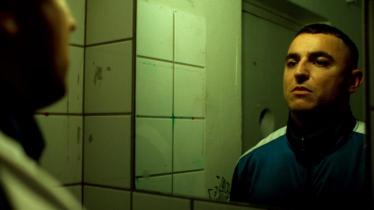 Man bliver venner med Mohammed i Besir Zeciris skikkelse i 'Fredløs', samtidig med at nab fornemmer, hvordan man støder ham fra sig. Foto: DR 