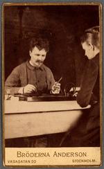 August Strindberg, der her ses med sin hustru Siri von Essen, skrev sin forsvarstale om de tos intense forhold på fransk. Eva Bendix har oversat den danske udgave fra 2015 fra fransk til dansk. Foto: Kungliga Biblioteket
