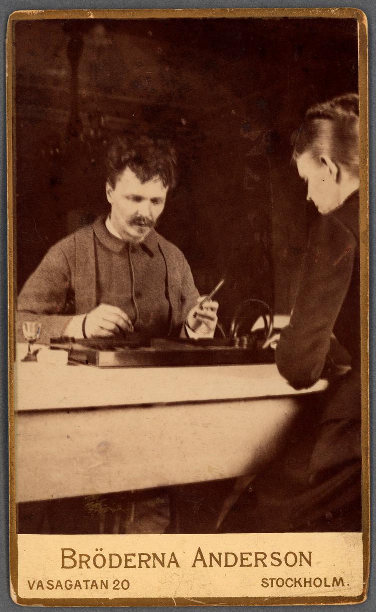 August Strindberg, der her ses med sin hustru Siri von Essen, skrev sin forsvarstale om de tos intense forhold på fransk. Eva Bendix har oversat den danske udgave fra 2015 fra fransk til dansk. Foto: Kungliga Biblioteket