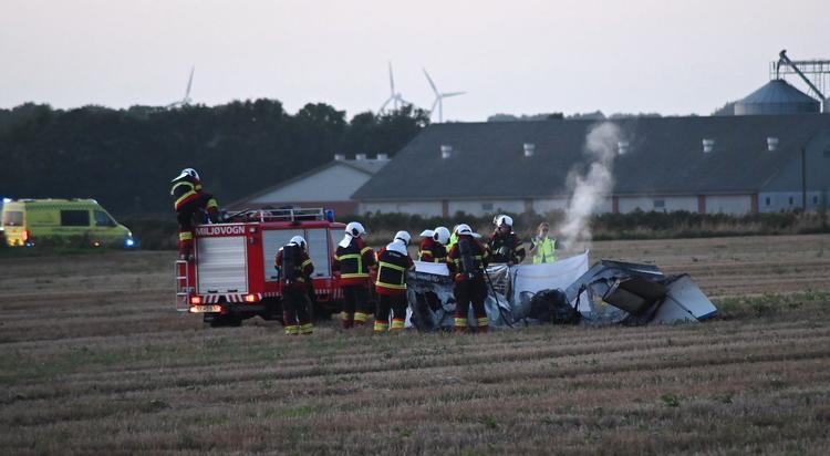 Redningsfolk i aktion ved et mindre passagerfly der er styrtet ned nær Toftlund i Sønderjylland. Foto: Presse-fotos.dk/Ritzau Scanpix