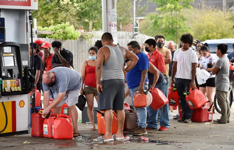 Der er kø ved benzinhanerne i New Orleans, hvor borgere tanker brændstof til deres generatorer, som sørger for elektricitet, mens strømforsyningen er nede efter orkanen Ida. Foto: Steve Nesius/Ritzau Scanpix