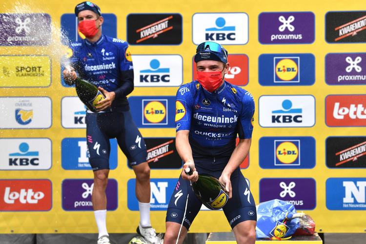 Mikkel Frølich Honoré (t.v.) er en af de unge danske cykelryttere, der har forbedret sig mest i denne sæson. Her fejrer han sin andenplads i sidste uges Druivenkoers sammen med vinderen og holdkammeraten Remco Evenepoel. Foto: Mark Van Hecke/Getty Images. 