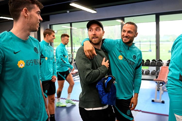 Christian Eriksen var 4. august på besøg hos sine holdkammerater i den italienske klub Inter. Om danskeren nogensinde kommer til at spille i den stribede trøje igen ved kun de færreste, og måske ved han det ikke en gang selv. Foto: Inter